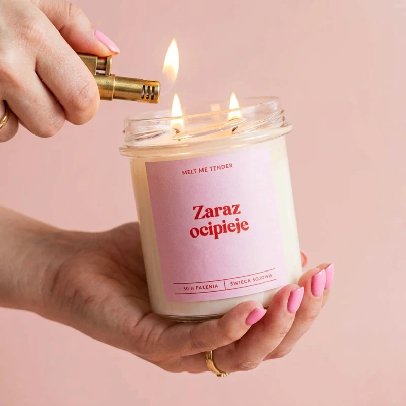 Melt-Me-Tender-Torun_Photoshoot_ZARAZ-OCIPIEJE-świeca-sojowa-zapachowa_Lighting-Tin-Candle_2026-06-23_1x.webp